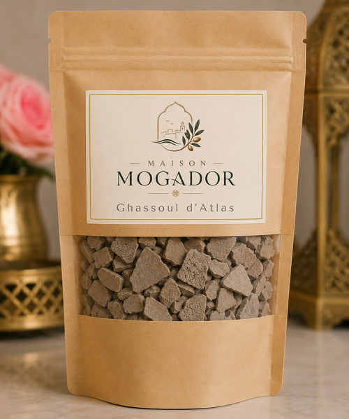 Sachet de Ghassoul d’Atlas Maison Mogador, argile marocaine naturelle utilisée en masque pour le visage, le corps et les cheveux.