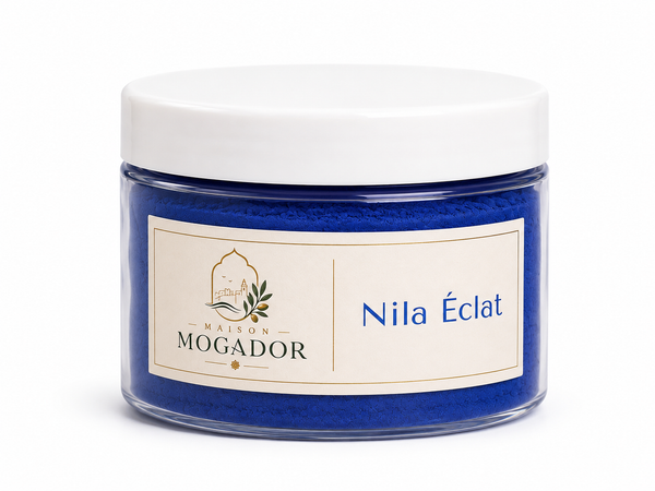 Pot de poudre Nila Éclat Maison Mogador, soin traditionnel marocain utilisé en masque visage et corps pour raviver l’éclat de la peau.