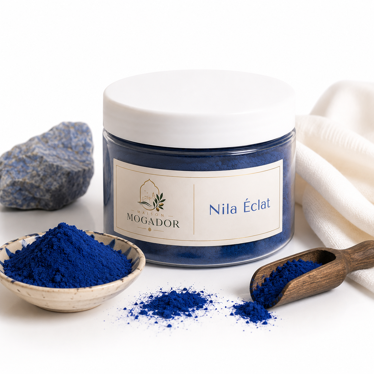 Pot de poudre Nila Éclat Maison Mogador, soin traditionnel marocain utilisé en masque visage et corps pour raviver l’éclat de la peau.