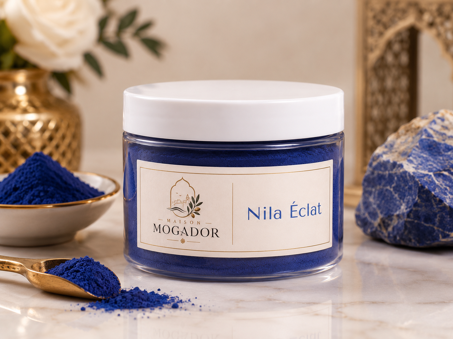 Pot de poudre Nila Éclat Maison Mogador, soin traditionnel marocain utilisé en masque visage et corps pour raviver l’éclat de la peau.